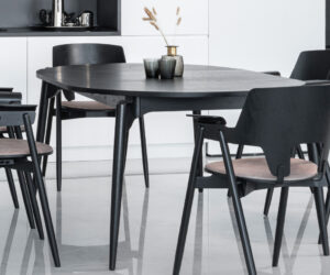 WOODPECKER black dining set environment