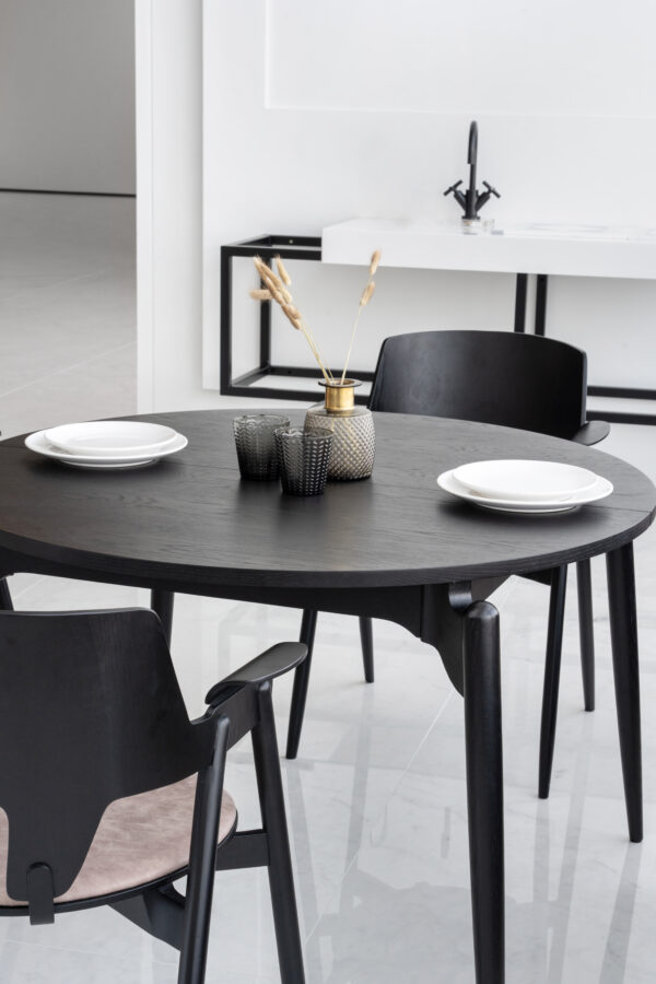Woodpecker table set in black